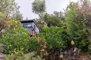647 Academy Rd in Los Angeles, CA - Building Photo
