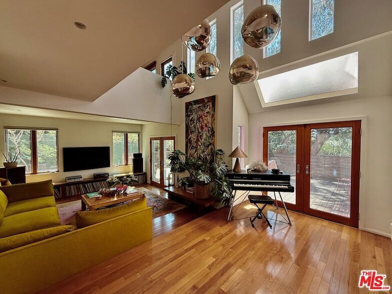 1966 Vestal Ave in Los Angeles, CA - Building Photo