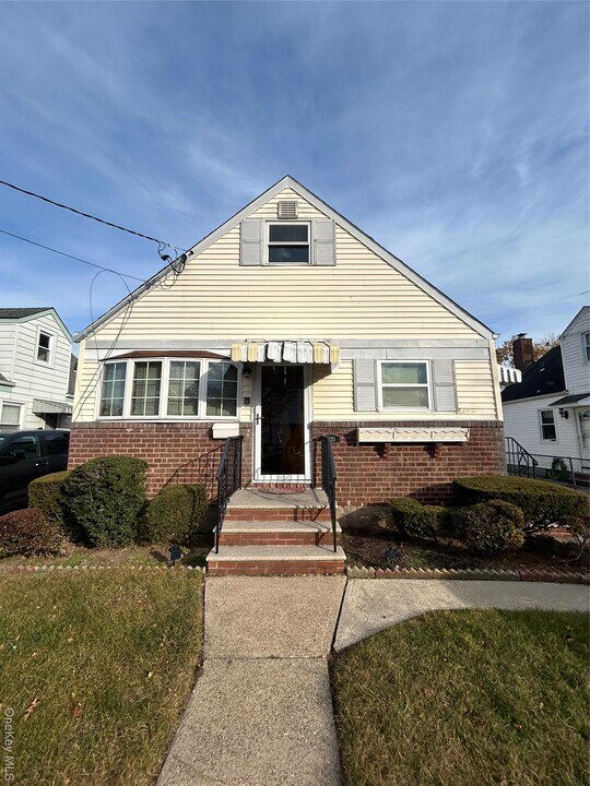 420 Pennsylvania Ave in Williston Park, NY - Foto de edificio