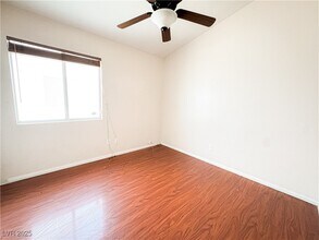 9436 Lake Creek St in Las Vegas, NV - Building Photo - Building Photo