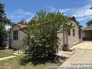 1334 W Lullwood Ave in San Antonio, TX - Building Photo - Building Photo