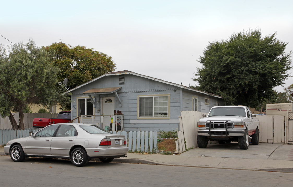 127 N Madeira Ave in Salinas, CA - Foto de edificio