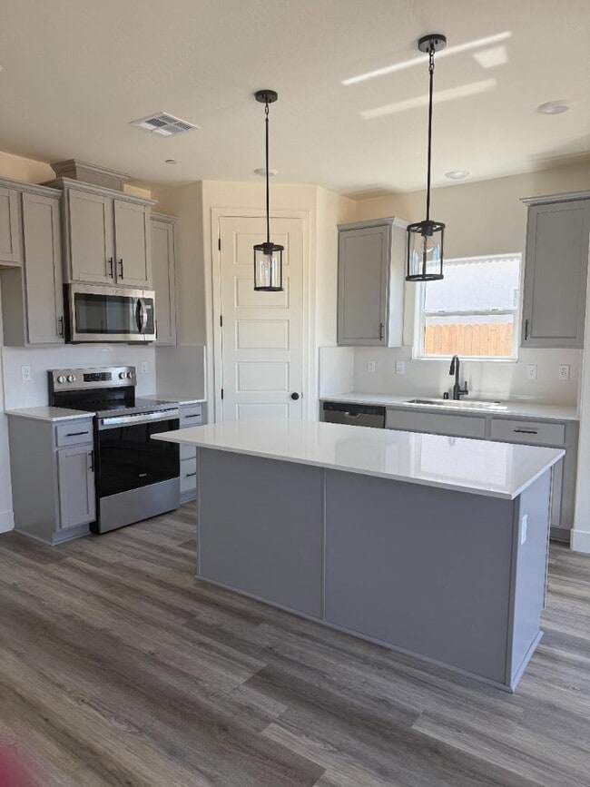 2315 N Julieann St in Visalia, CA - Building Photo - Building Photo