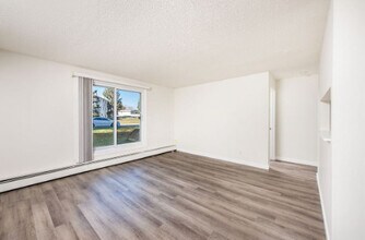 Parkview Estates in Edmonton, AB - Building Photo - Building Photo