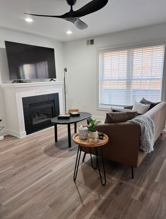 209 W Jefferson St in Winterset, IA - Building Photo