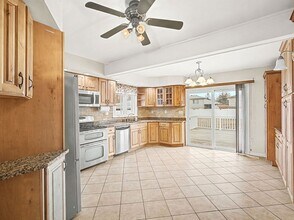 8621 Natchez Ave in Burbank, IL - Foto de edificio - Building Photo