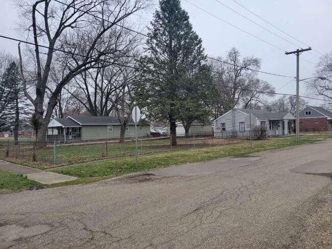 1105 N Albany St in Grandview, IL - Foto de edificio - Building Photo