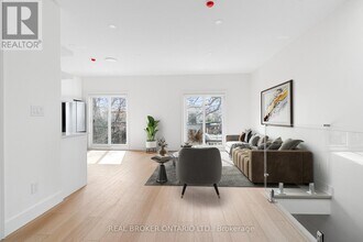 21 Farnham Ave in Toronto, ON - Building Photo - Building Photo