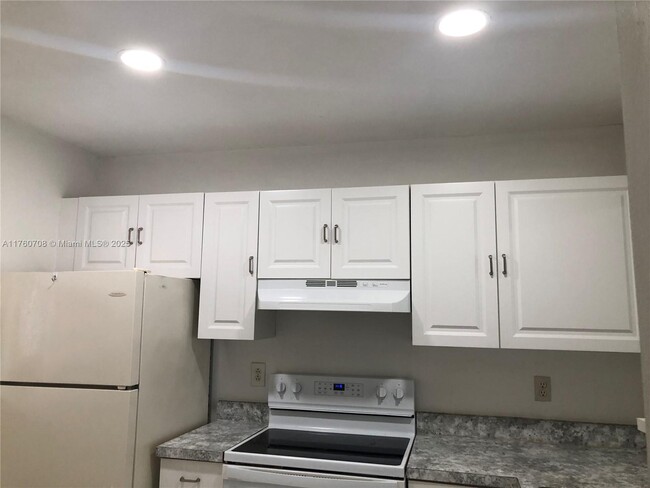 14923 SW 104th St, Unit 2-204 in Miami, FL - Building Photo - Building Photo