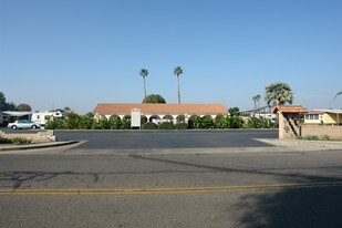 2301 S Divisadero St in Visalia, CA - Building Photo