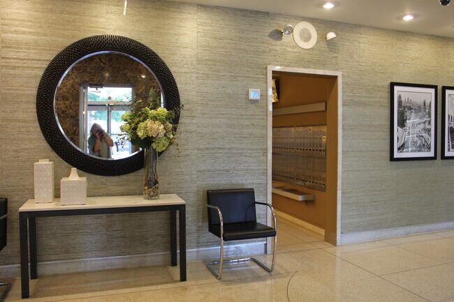 555 W Cornelia Ave, Unit 1107 in Chicago, IL - Building Photo - Building Photo