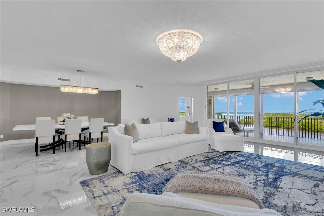 435 Dockside Dr in Naples, FL - Building Photo