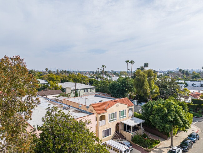 904 N Ogden Dr in West Hollywood, CA - Foto de edificio - Building Photo