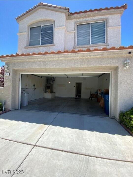 2225 Warm Walnut Dr in Las Vegas, NV - Building Photo