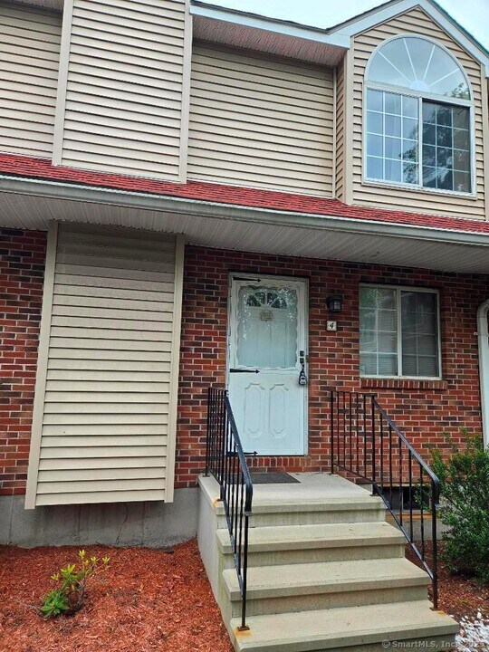 62 Pierpont Rd in Waterbury, CT - Building Photo