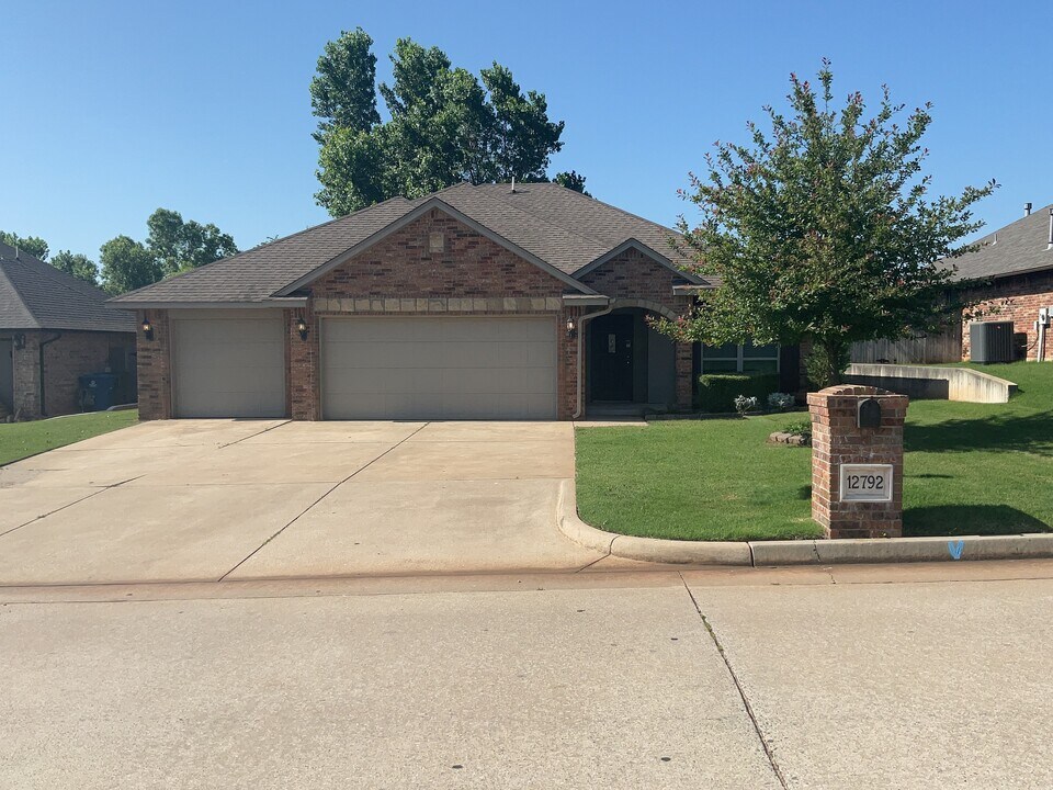 12792 Mackenzie St in Choctaw, OK - Building Photo