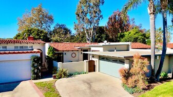 425 Vista Flora in Newport Beach, CA - Building Photo