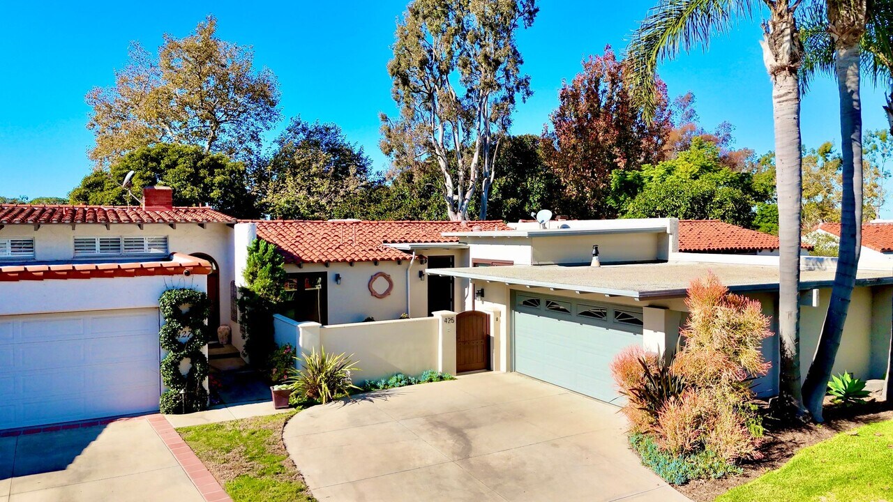 425 Vista Flora in Newport Beach, CA - Building Photo