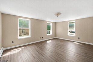 89 Main St in Sussex, NJ - Building Photo