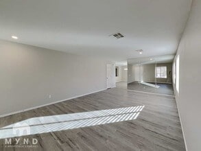 5910 Hilmont St in North Las Vegas, NV - Foto de edificio - Building Photo