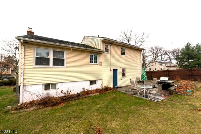 302 Foxwood Rd in Union, NJ - Foto de edificio - Building Photo