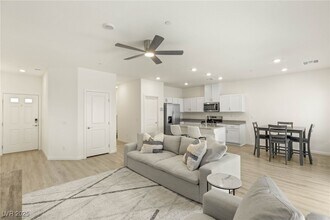 4718 Arctic Clfs Ave in Las Vegas, NV - Building Photo - Building Photo