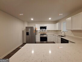 516 Liberty Hall Dr in Bonaire, GA - Building Photo