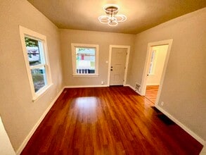 8236 N Olympia St in Portland, OR - Building Photo - Building Photo