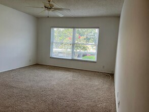 333 Lake Howard Dr NW, Unit 212D.  55 plus community in Winter Haven, FL - Building Photo - Building Photo