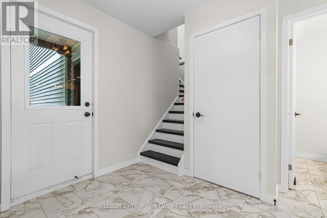 6651 Tooney Dr in Ottawa, ON - Building Photo - Building Photo
