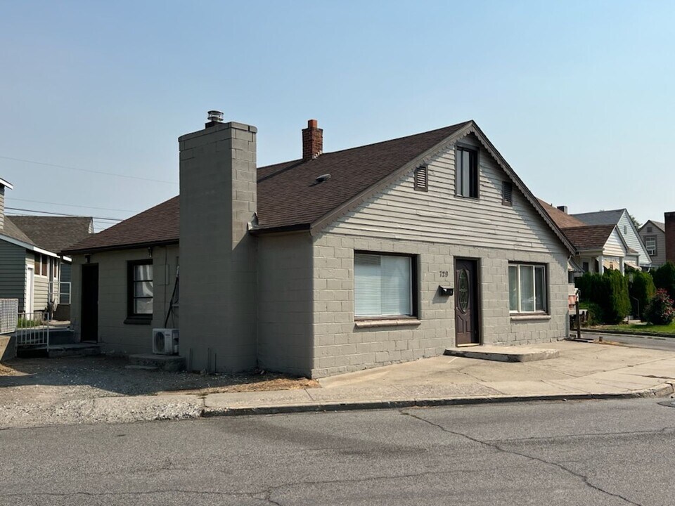 729 S Monroe St in Wenatchee, WA - Building Photo