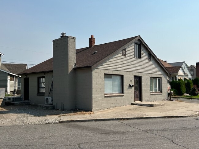 property at 729 S Monroe St