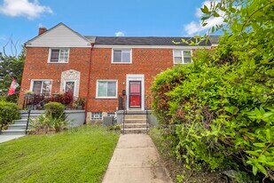 1302 Hillsway Ct in Parkville, MD - Building Photo