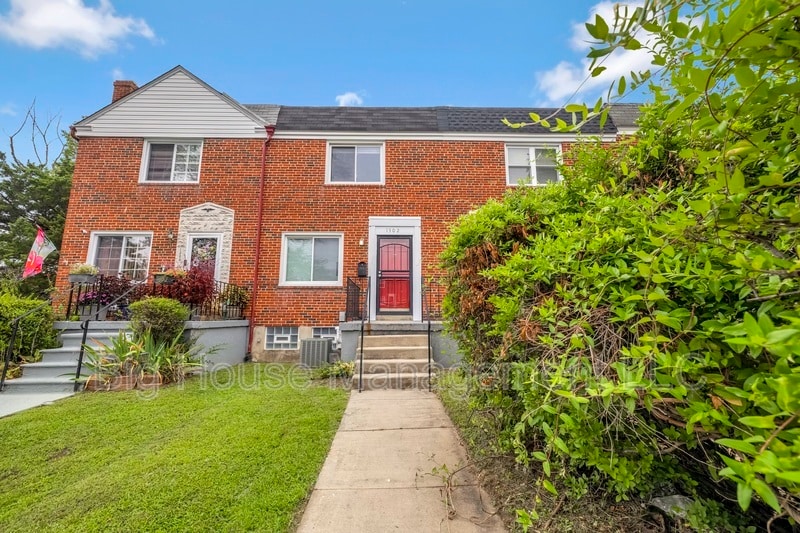 1302 Hillsway Ct in Parkville, MD - Foto de edificio