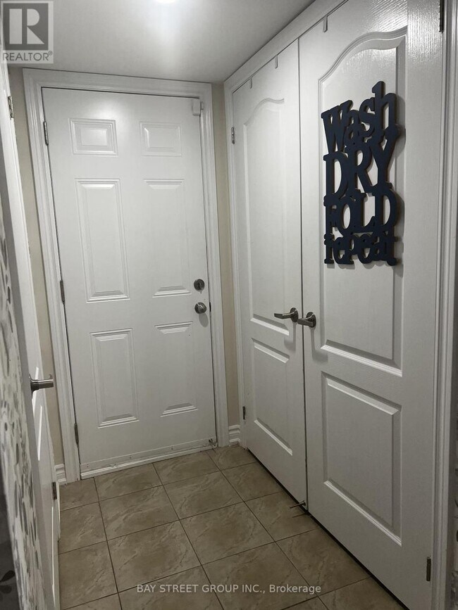 2435 Greenwich Dr in Oakville, ON - Building Photo - Building Photo