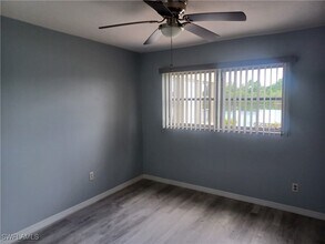 1915 W Lakeview Blvd in North Fort Myers, FL - Foto de edificio - Building Photo