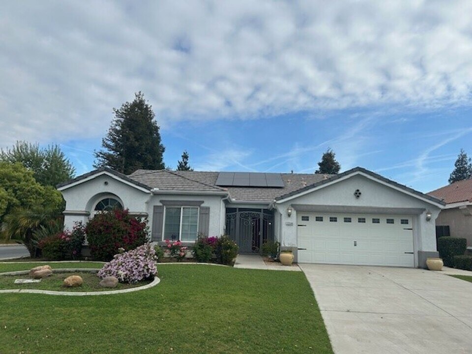 12508 Schooner Dr in Bakersfield, CA - Building Photo