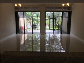 10951 N Lakeview Dr in Pembroke Pines, FL - Building Photo - Building Photo