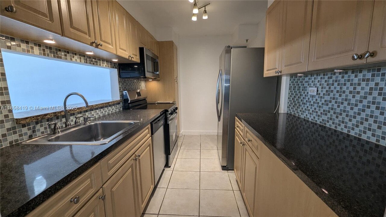 7545 E Treasure Dr in North Bay Village, FL - Foto de edificio