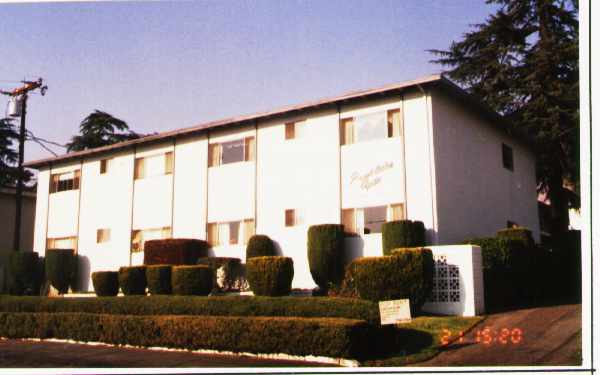 Pine Lake Apartments in Altadena, CA - Foto de edificio