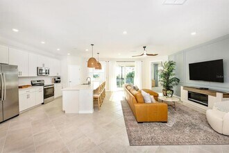 17770 Boracay Ct, Unit 201 in Venice, FL - Foto de edificio - Building Photo