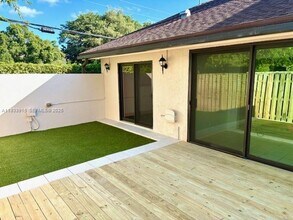 2700 S Oakland Forest Dr in Oakland Park, FL - Building Photo - Building Photo