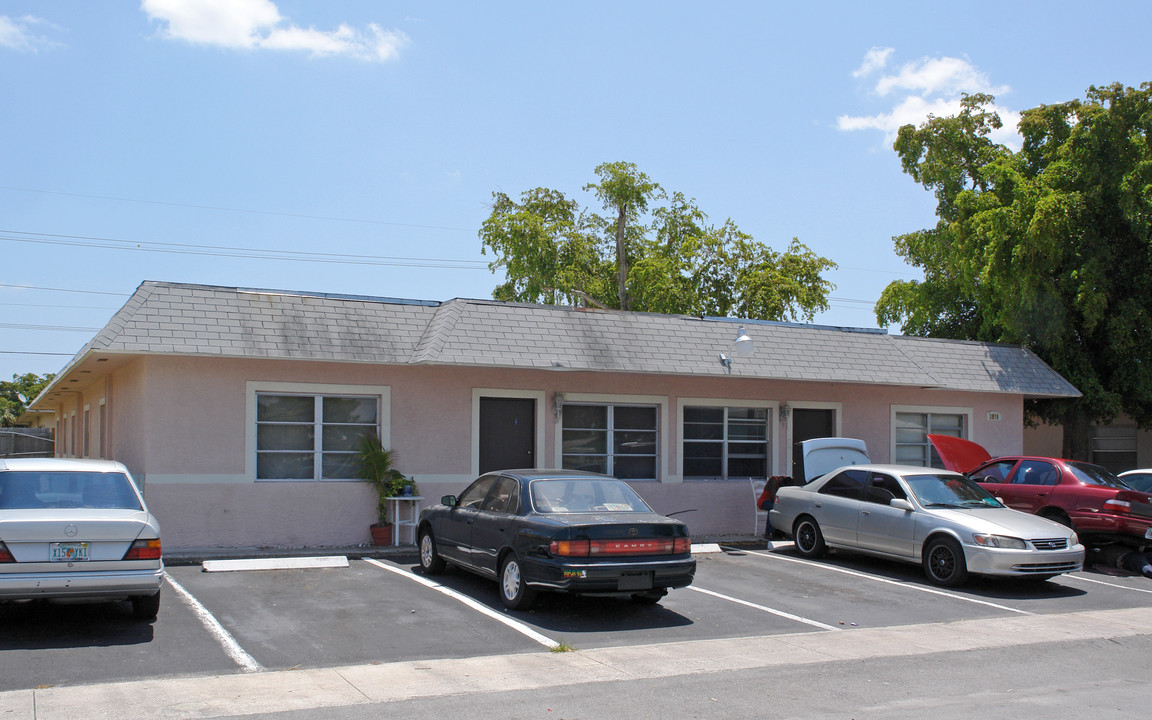 3970 NW 31st Ter in Lauderdale Lakes, FL - Foto de edificio