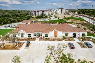 Tacara at Stone Oak in San Antonio, TX - Foto de edificio - Building Photo