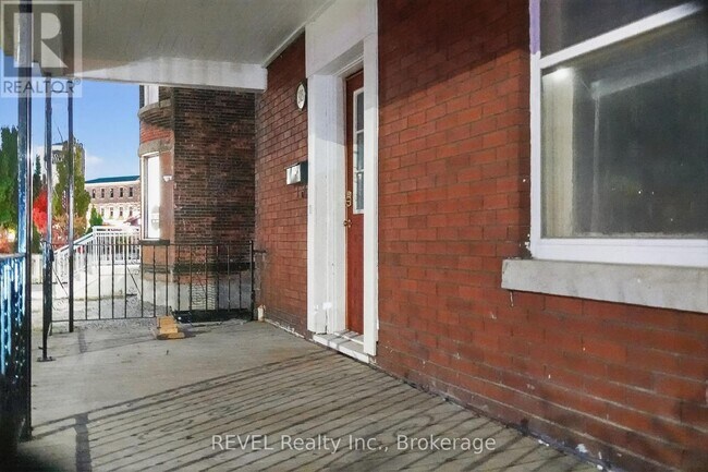 303 Merritt St in St Catharines, ON - Building Photo - Building Photo