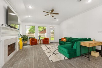 16011 Country Bend Rd in Houston, TX - Building Photo - Building Photo