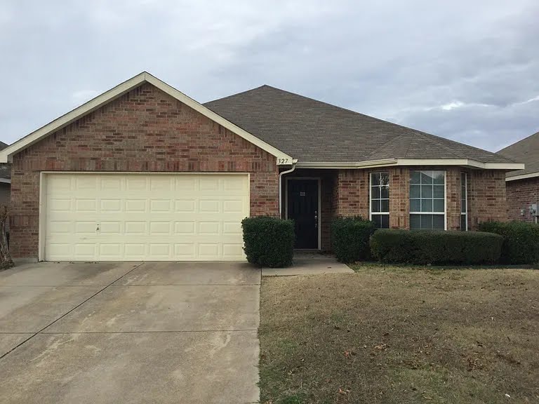 327 Leisure Ln in Waxahachie, TX - Building Photo