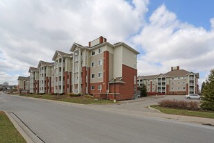 Woodside Pointe in Toronto, ON - Building Photo