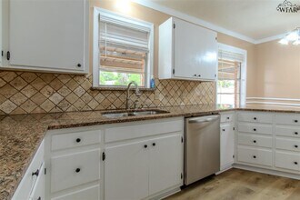 1307 Mary Dr in Iowa Park, TX - Building Photo - Building Photo