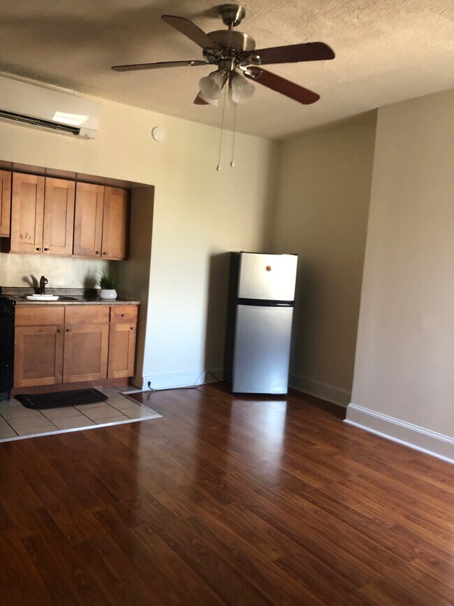 2205 Walnut St, Unit 4m photo'